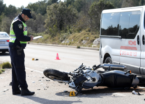 Motociklist (52) smrtno stradao u sudaru na kružnom toku u Mandalini