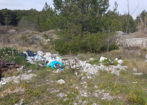 Manje cvijeća, previše smeća, pogotovo građevinskog otpada: Sve to krasi put prema šetnici u kanalu!