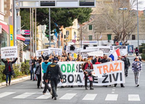 Fotografija 2 - Nekoliko stotina ljudi na prosvjedu u Šibeniku: 'Skinite maske, došlo je vrime!'