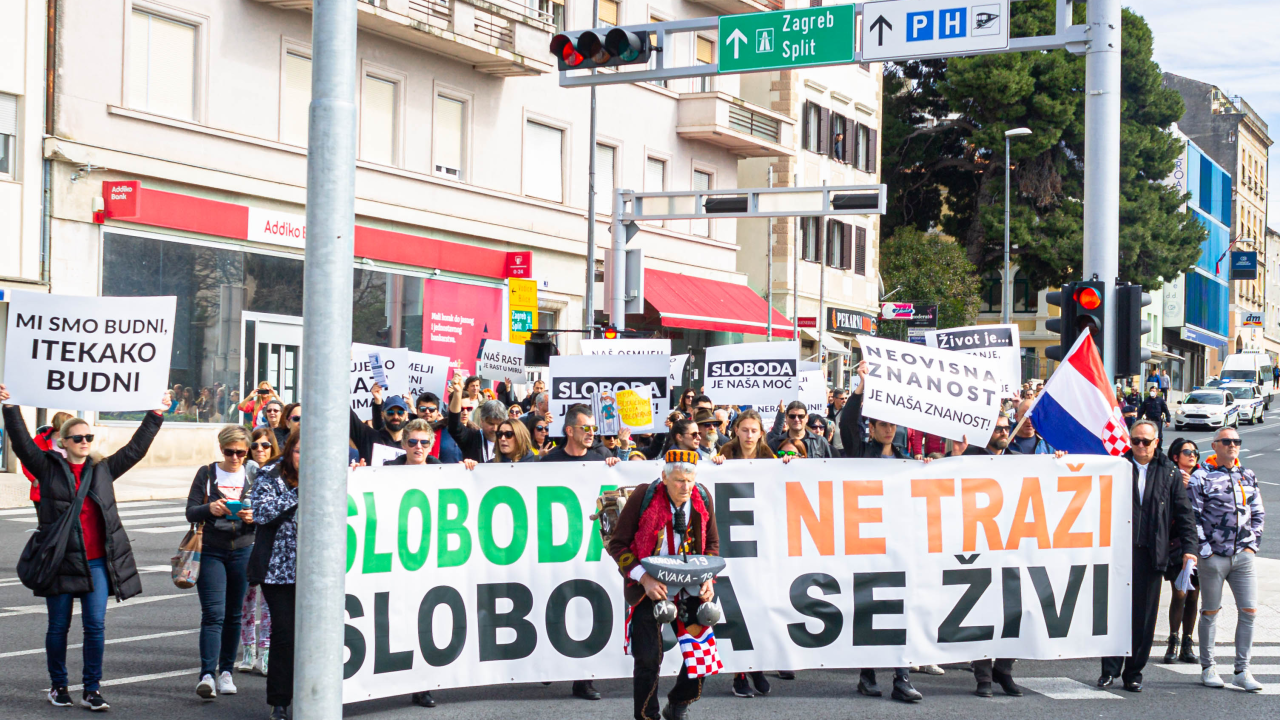 Nekoliko stotina ljudi na prosvjedu u Šibeniku: 'Skinite maske, došlo je vrime!'