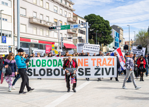 Fotografija 3 - Nekoliko stotina ljudi na prosvjedu u Šibeniku: 'Skinite maske, došlo je vrime!'