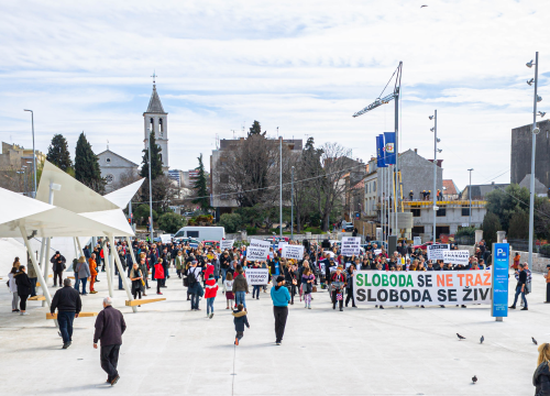 Fotografija 5 - Nekoliko stotina ljudi na prosvjedu u Šibeniku: 'Skinite maske, došlo je vrime!'