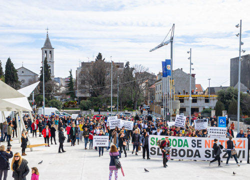 Fotografija 4 - Nekoliko stotina ljudi na prosvjedu u Šibeniku: 'Skinite maske, došlo je vrime!'