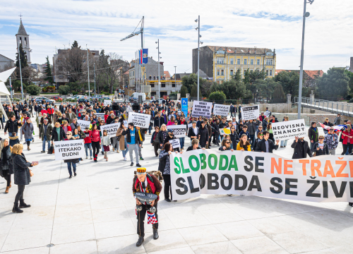 Fotografija 6 - Nekoliko stotina ljudi na prosvjedu u Šibeniku: 'Skinite maske, došlo je vrime!'