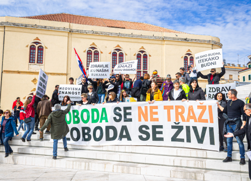 Fotografija 7 - Nekoliko stotina ljudi na prosvjedu u Šibeniku: 'Skinite maske, došlo je vrime!'