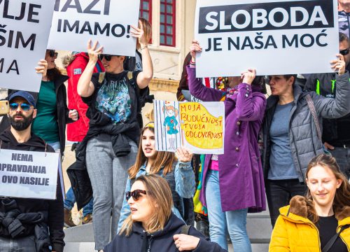 Fotografija 8 - Nekoliko stotina ljudi na prosvjedu u Šibeniku: 'Skinite maske, došlo je vrime!'
