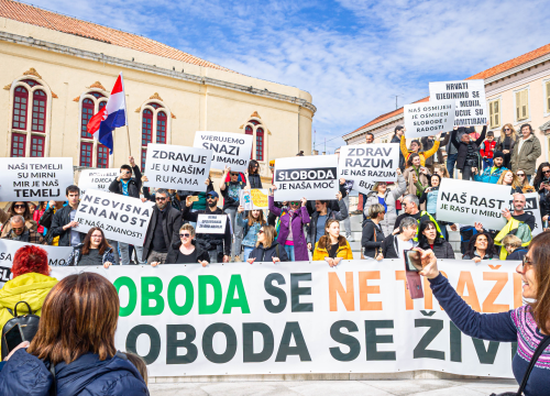 Fotografija 9 - Nekoliko stotina ljudi na prosvjedu u Šibeniku: 'Skinite maske, došlo je vrime!'