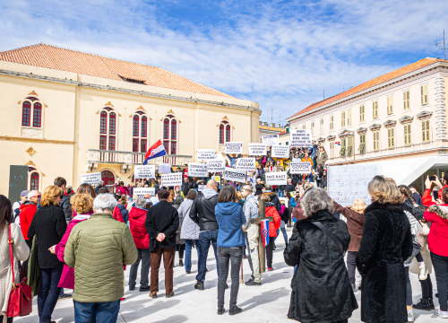Fotografija 10 - Nekoliko stotina ljudi na prosvjedu u Šibeniku: 'Skinite maske, došlo je vrime!'