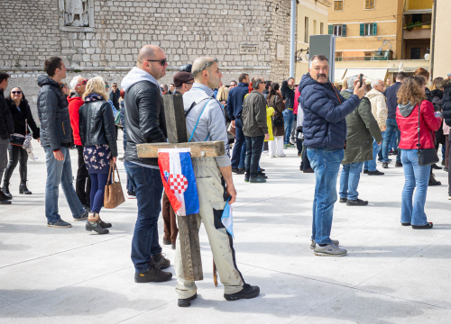 Fotografija 11 - Nekoliko stotina ljudi na prosvjedu u Šibeniku: 'Skinite maske, došlo je vrime!'