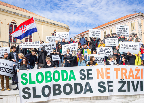Fotografija 12 - Nekoliko stotina ljudi na prosvjedu u Šibeniku: 'Skinite maske, došlo je vrime!'