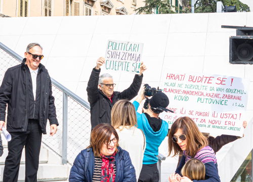 Fotografija 13 - Nekoliko stotina ljudi na prosvjedu u Šibeniku: 'Skinite maske, došlo je vrime!'