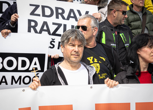 Fotografija 15 - Nekoliko stotina ljudi na prosvjedu u Šibeniku: 'Skinite maske, došlo je vrime!'