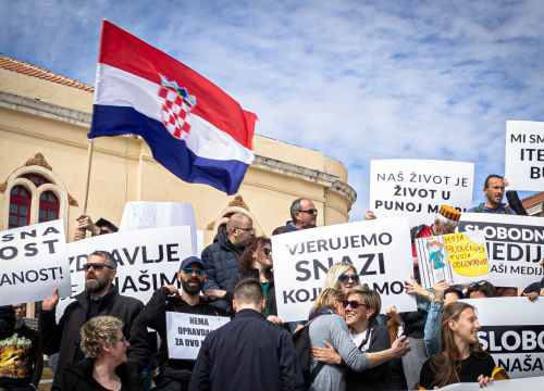 Fotografija 14 - Nekoliko stotina ljudi na prosvjedu u Šibeniku: 'Skinite maske, došlo je vrime!'