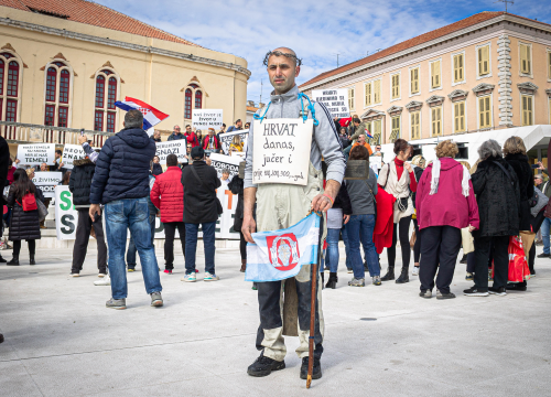 Fotografija 16 - Nekoliko stotina ljudi na prosvjedu u Šibeniku: 'Skinite maske, došlo je vrime!'