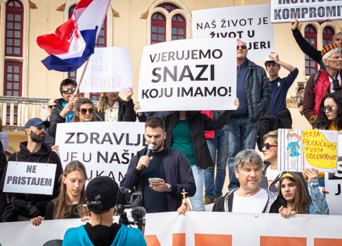 Fotografija 17 - Nekoliko stotina ljudi na prosvjedu u Šibeniku: 'Skinite maske, došlo je vrime!'