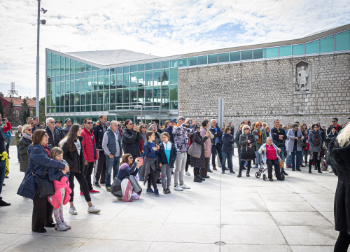 Fotografija 18 - Nekoliko stotina ljudi na prosvjedu u Šibeniku: 'Skinite maske, došlo je vrime!'