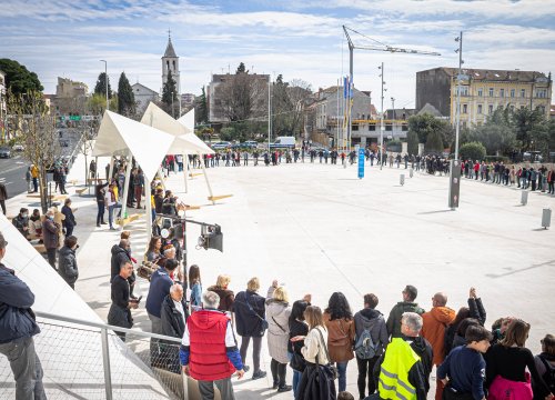 Fotografija 20 - Nekoliko stotina ljudi na prosvjedu u Šibeniku: 'Skinite maske, došlo je vrime!'