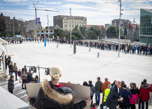 Fotografija 21 - Nekoliko stotina ljudi na prosvjedu u Šibeniku: 'Skinite maske, došlo je vrime!'