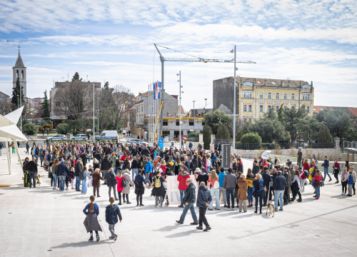 Fotografija 22 - Nekoliko stotina ljudi na prosvjedu u Šibeniku: 'Skinite maske, došlo je vrime!'