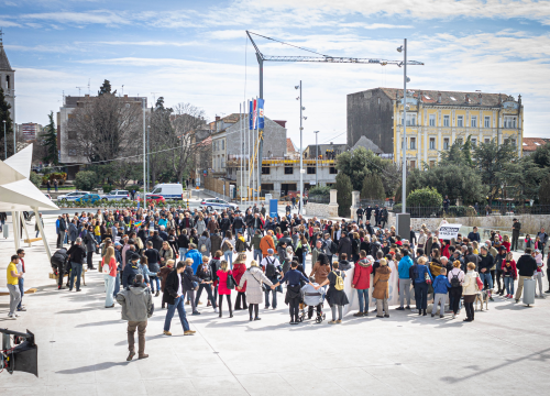 Fotografija 23 - Nekoliko stotina ljudi na prosvjedu u Šibeniku: 'Skinite maske, došlo je vrime!'