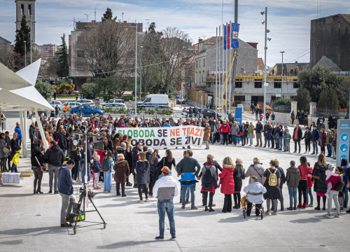 Fotografija 24 - Nekoliko stotina ljudi na prosvjedu u Šibeniku: 'Skinite maske, došlo je vrime!'