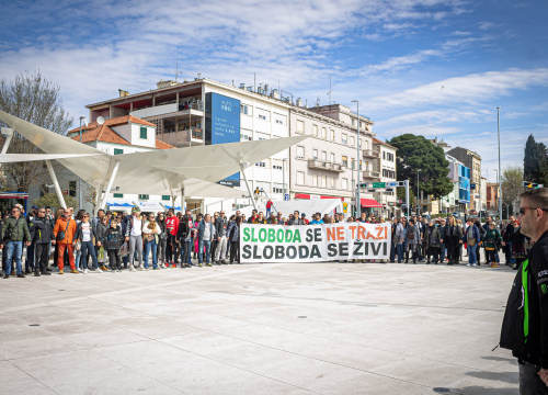 Fotografija 25 - Nekoliko stotina ljudi na prosvjedu u Šibeniku: 'Skinite maske, došlo je vrime!'