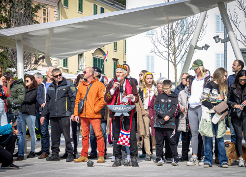Fotografija 27 - Nekoliko stotina ljudi na prosvjedu u Šibeniku: 'Skinite maske, došlo je vrime!'