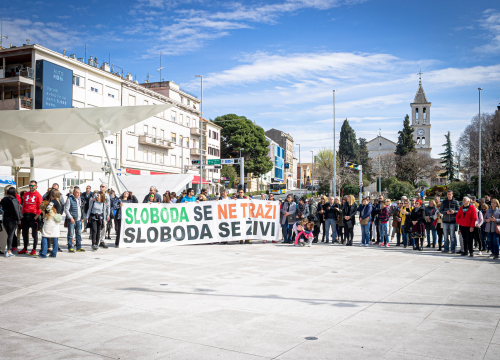 Fotografija 28 - Nekoliko stotina ljudi na prosvjedu u Šibeniku: 'Skinite maske, došlo je vrime!'