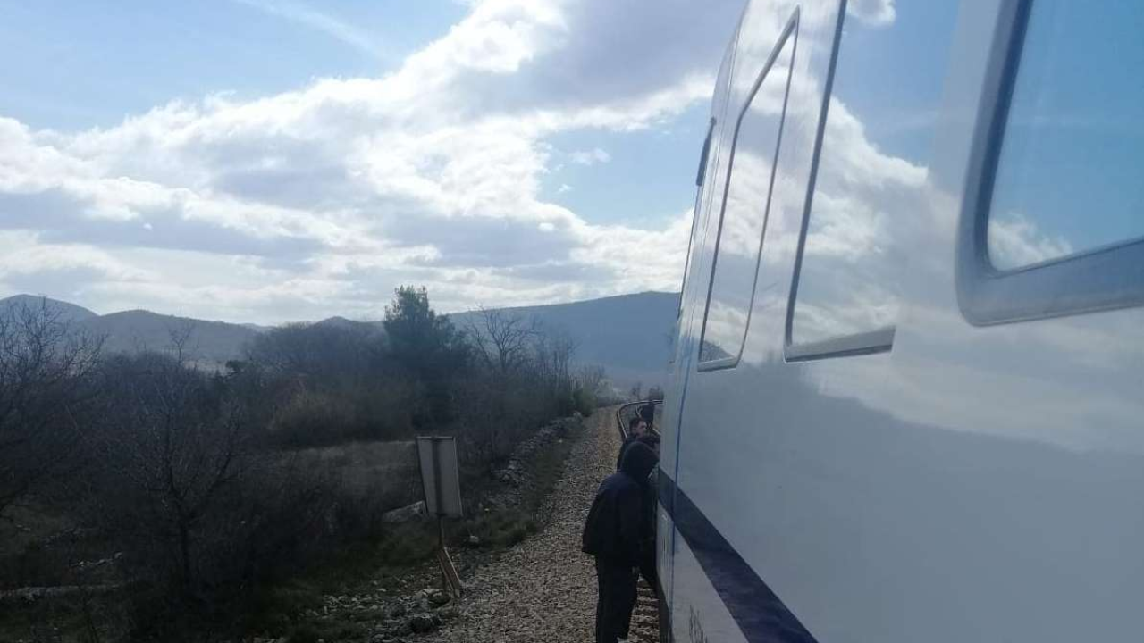 Vlak naletio na muškarca na pruzi između Perkovića i Unešića, preživio je: 'Čuo sam trubu i naglo kočenje'