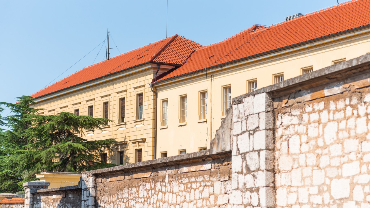 Stravičan zločin: Očuh prijetio smrću curici (14), odveo je u napuštenu zgradu i dirao, dobio pet godina zatvora
