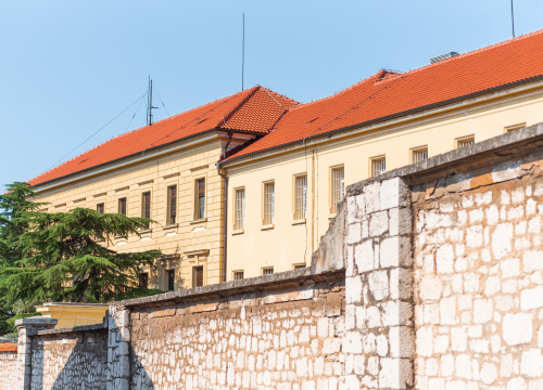 Stravičan zločin: Očuh prijetio smrću curici (14), odveo je u napuštenu zgradu i dirao, dobio pet godina zatvora