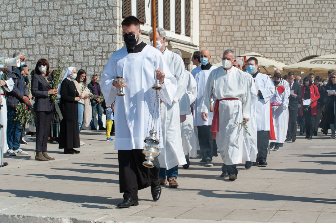 Procesijom, misom i blagoslovom maslinovih grančica Šibenčani proslavili Cvjetnicu