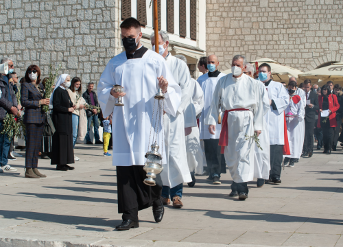 Fotografija 5 - Procesijom, misom i blagoslovom maslinovih grančica Šibenčani proslavili Cvjetnicu