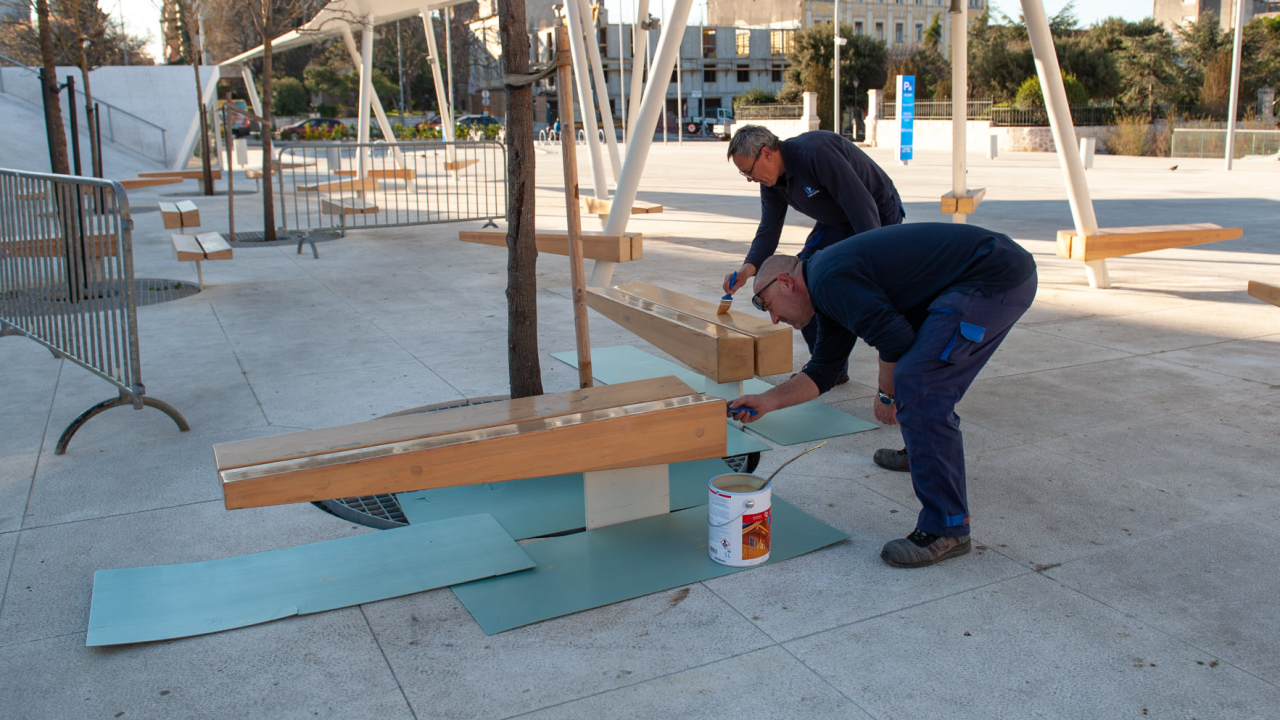 Prije nego sjednete, provjerite jesu li suhe: Klupice na Poljani dobile novi zaštitni premaz