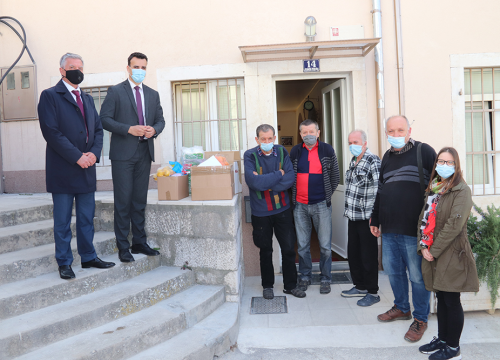 Burić korisnicima šibenskog prihvatilišta za beskućnike poklonio namirnice za blagdanski ručak