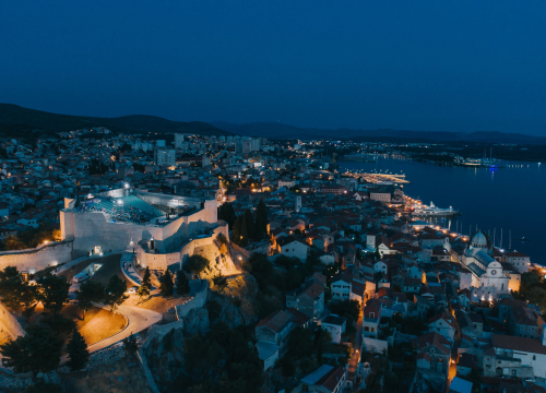 Fotografija 16 - O ljetnoj pozornici na sv. Mihovilu pričalo se od 50-ih, Pavić i Bakula istražili zašto je izgrađena tek 2014. godine