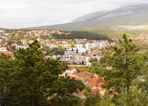 Građani policiji u Drnišu predali čitav arsenal oružja: Tisuće metaka, TNT, bacač raketa, nema što nisu imali!