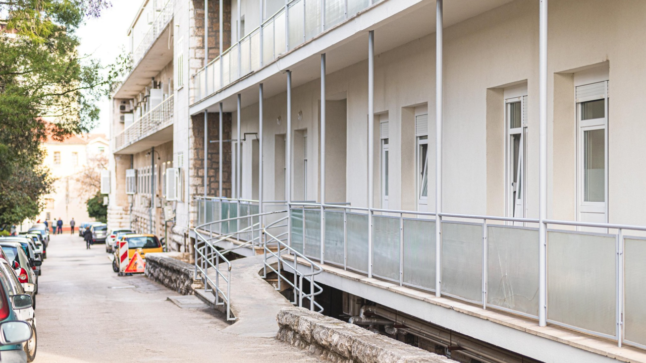 Iako se u šibenskoj bolnici liječi 70 pacijenata, nema planova da bi sportska dvorana mogla postati covid bolnica