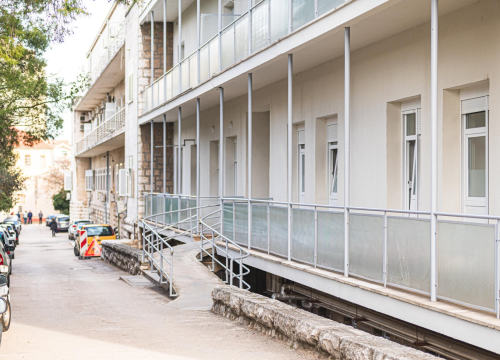 Iako se u šibenskoj bolnici liječi 70 pacijenata, nema planova da bi sportska dvorana mogla postati covid bolnica