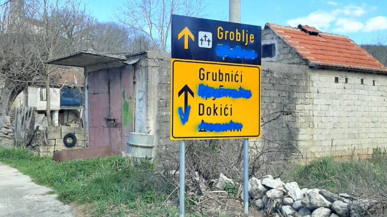 U Biskupiji išarane dvojezične table nakon Zekanovićeve Facebook objave: 'Spreman sam podržati promjenu Zakona o manjinama'