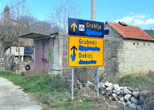 U Biskupiji išarane dvojezične table nakon Zekanovićeve Facebook objave: 'Spreman sam podržati promjenu Zakona o manjinama'