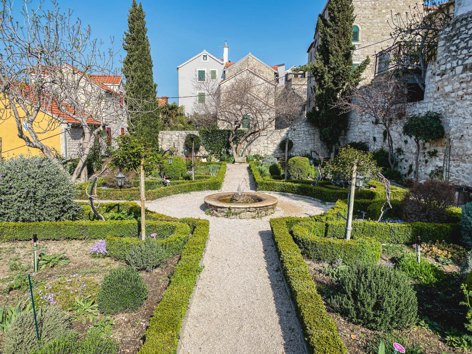 Uživajte u odličnoj kavi u idiličnom ambijentu Vrta sv. Lovre!