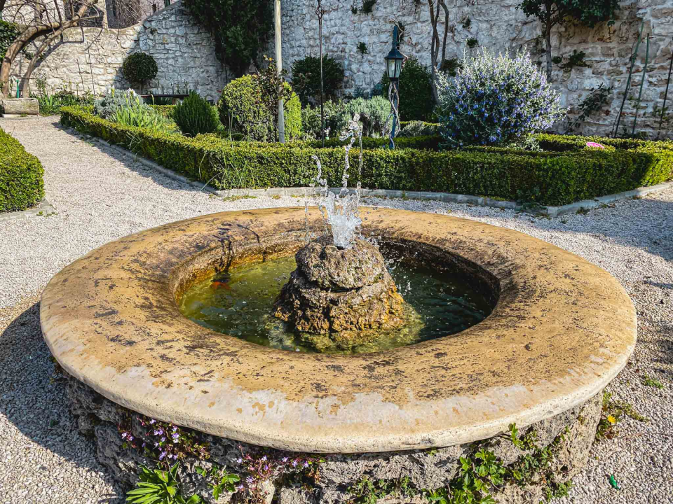 Uživajte u odličnoj kavi u idiličnom ambijentu Vrta sv. Lovre!