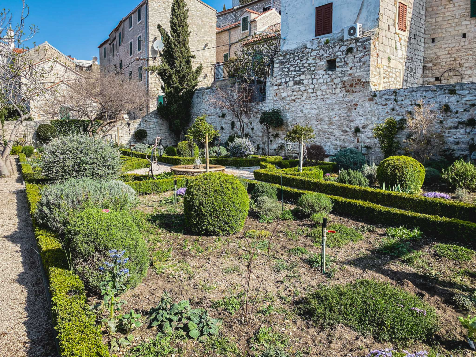 Uživajte u odličnoj kavi u idiličnom ambijentu Vrta sv. Lovre!