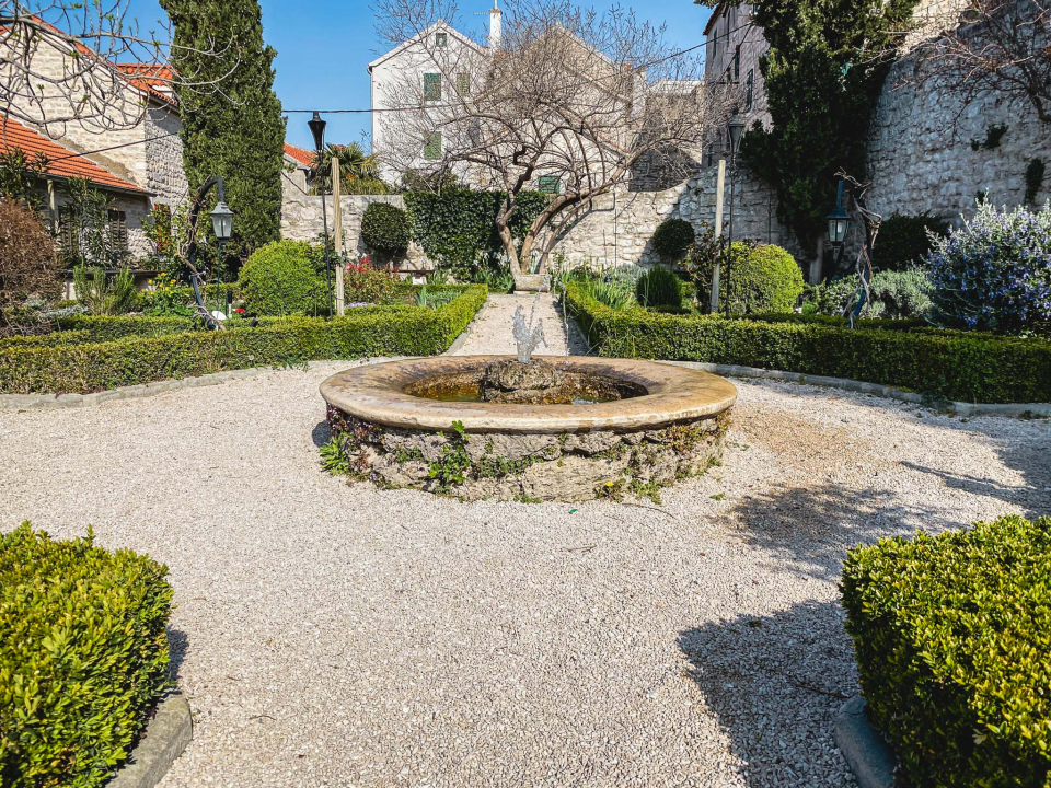 Uživajte u odličnoj kavi u idiličnom ambijentu Vrta sv. Lovre!