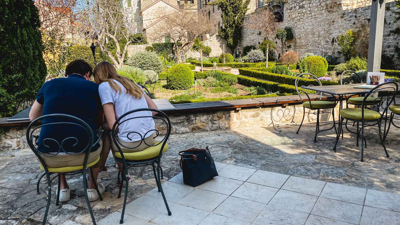 Uživajte u odličnoj kavi u idiličnom ambijentu Vrta sv. Lovre!