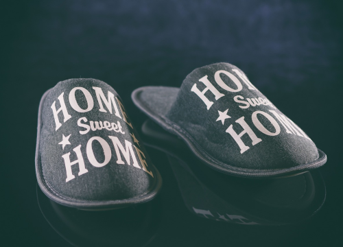 Rasprava Hrvata na internetu: Treba li u gostima skinuti papuče i je li nepristojno to tražiti od gostiju?