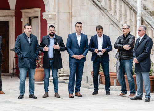 Fotografija 2 - ‘Stabilno’, ali ‘Za svaki slučaj...’: Pauk i Rakić ispred katedrale predstavili kandidature za župana i zamjenika