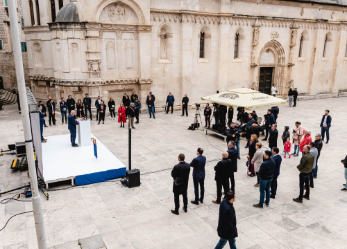 Fotografija 15 - ‘Stabilno’, ali ‘Za svaki slučaj...’: Pauk i Rakić ispred katedrale predstavili kandidature za župana i zamjenika