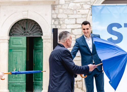 Fotografija 18 - ‘Stabilno’, ali ‘Za svaki slučaj...’: Pauk i Rakić ispred katedrale predstavili kandidature za župana i zamjenika